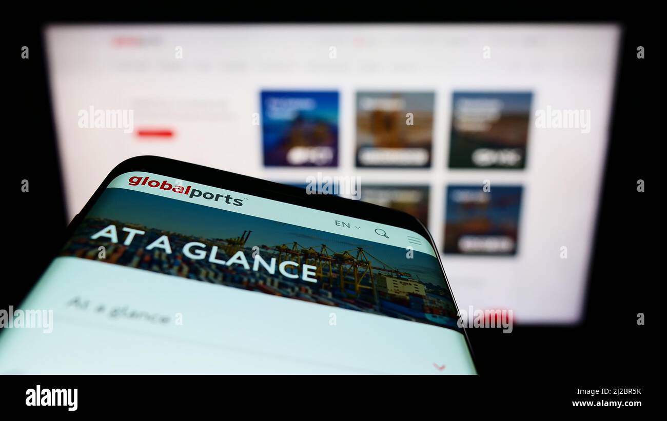 Smartphone con sito web e logo della società russa Global Ports Investments plc (GPI) su schermo con monitor. Mettere a fuoco sulla parte superiore sinistra del display del telefono. Foto Stock