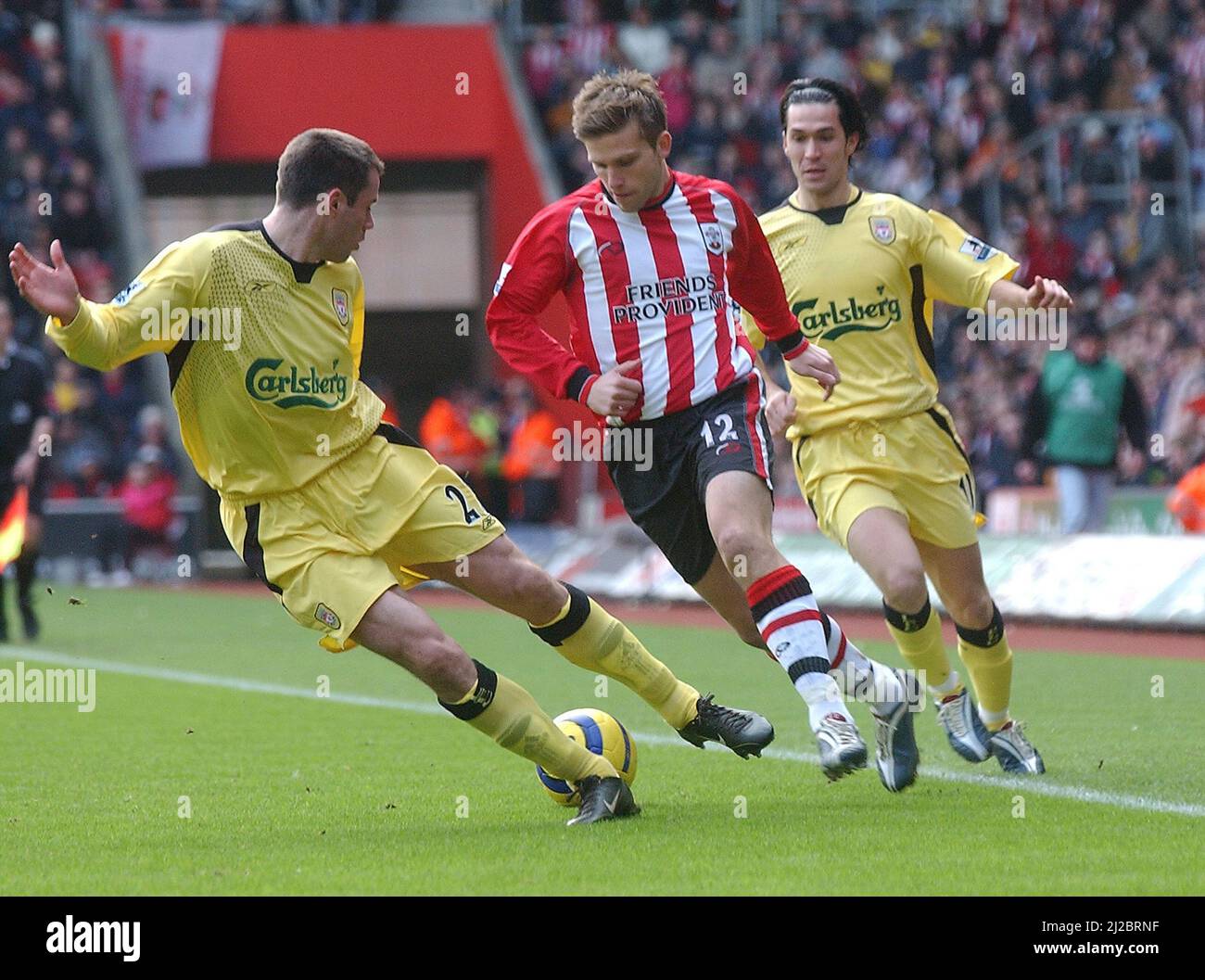 SOUTHAMPTON V LIVERPOOL ANDERS SVENSSON OTTIENE IL MEGLIO DI LUIS GARCIA E STEPHEN WARNOCK PIC MIKE WALKER, 2005 Foto Stock