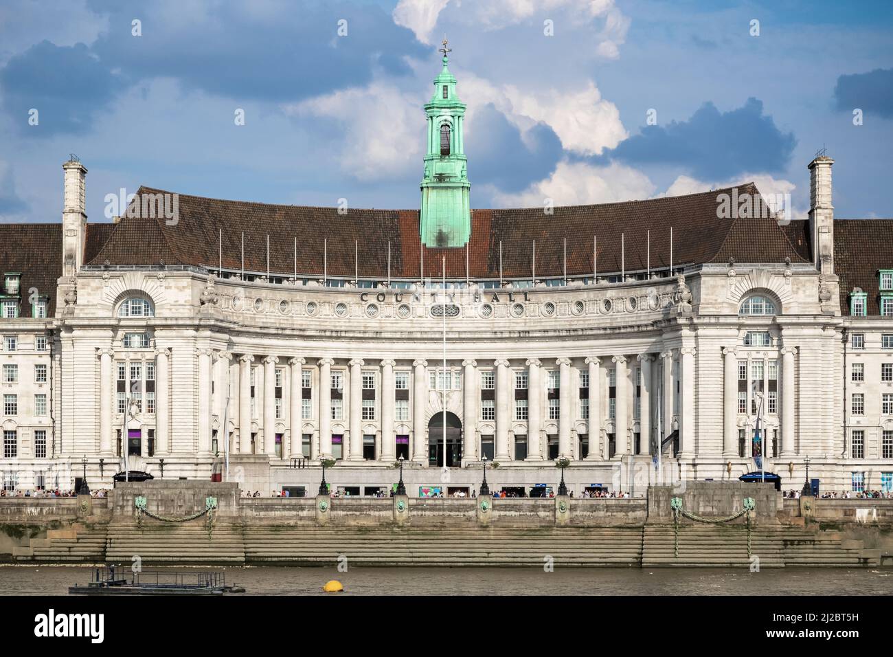 L'esterno del London County Hall visto dalla riva nord del Tamigi, in stile barocco edoardiano di Ralph Knott Foto Stock