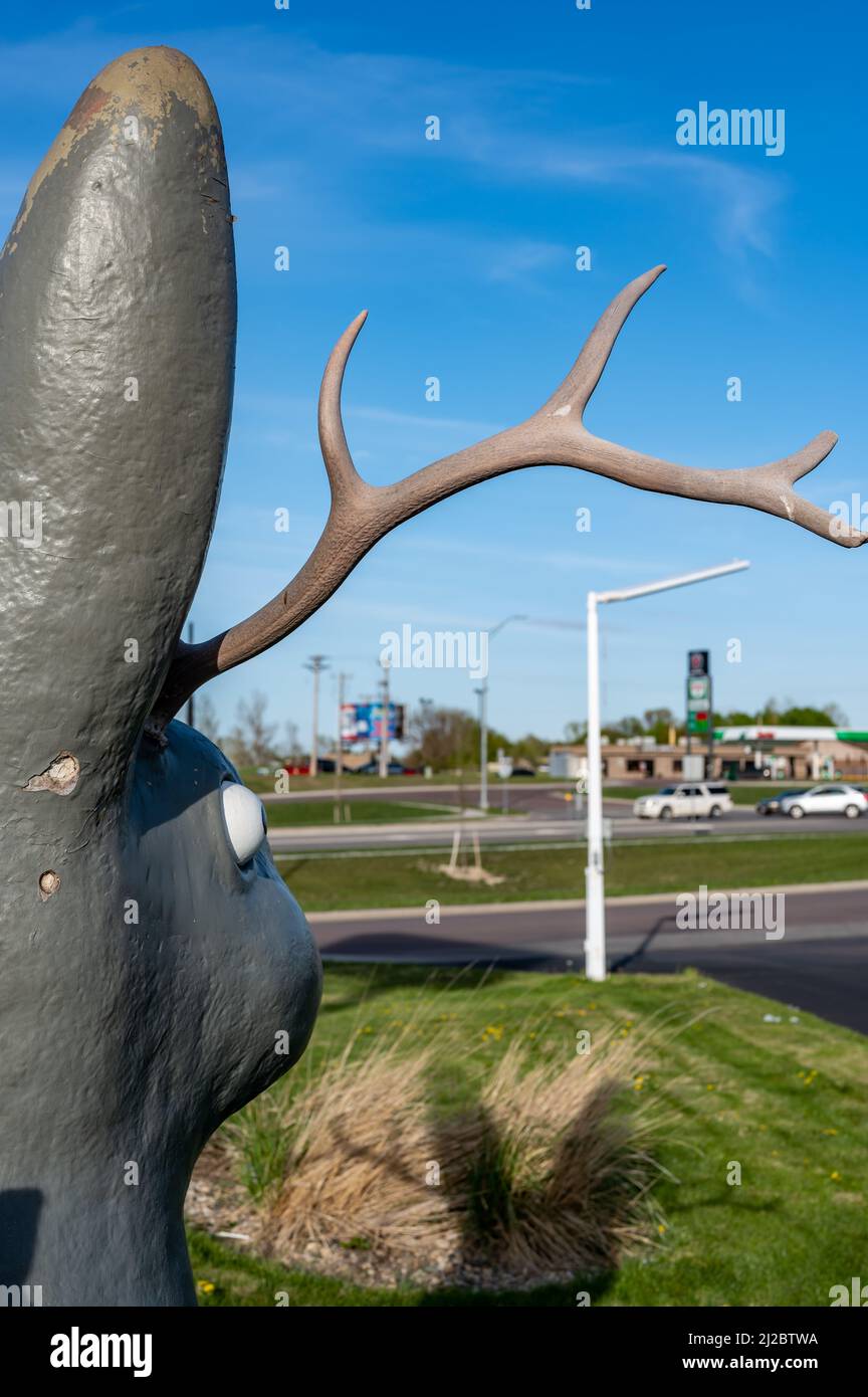 Mitchell, South Dakota, USA - 5,2021 - scultura Jackalope lungo l'autostrada per attirare i turisti Foto Stock