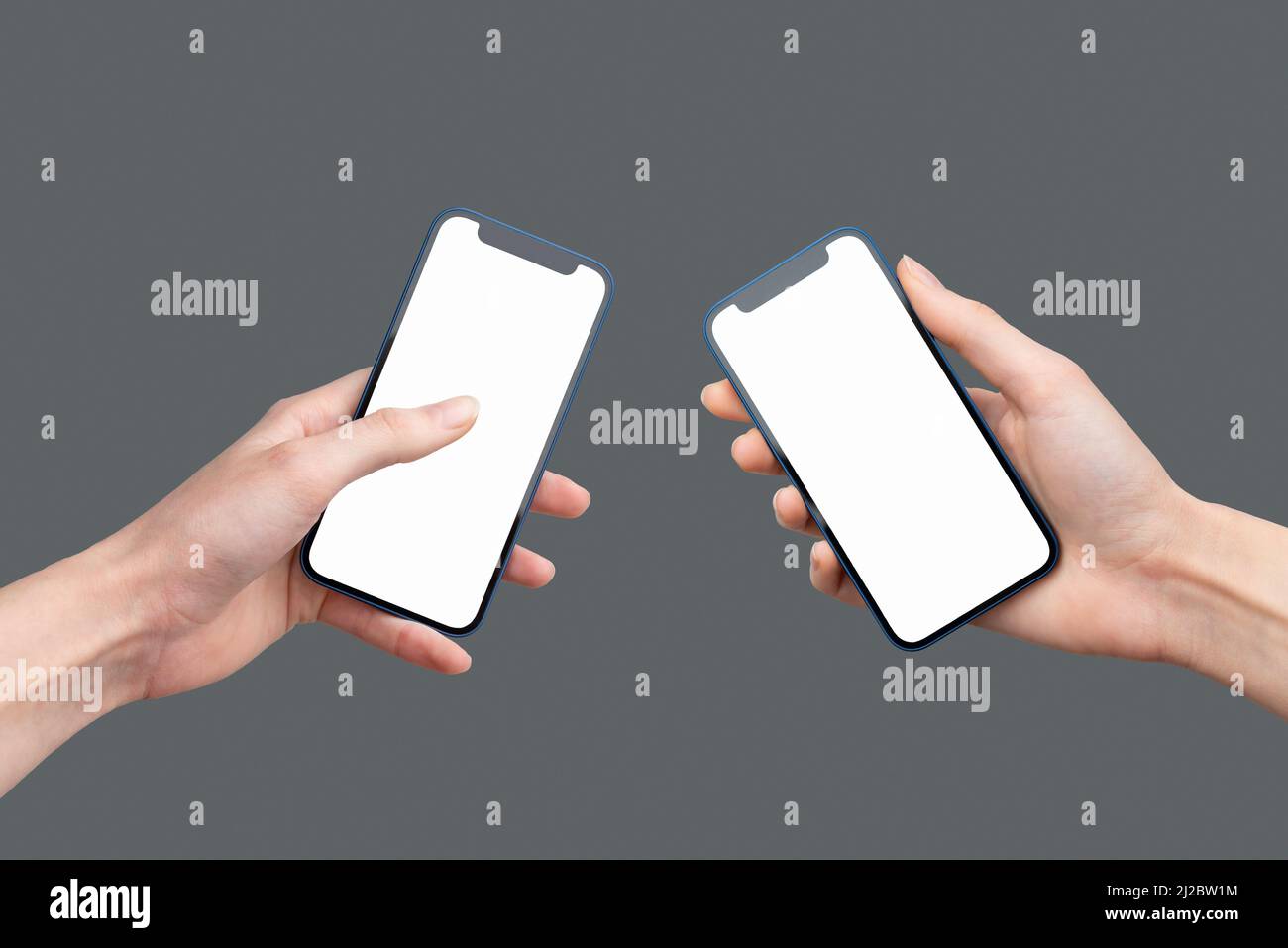 Mani che tengono in mano i telefoni e trasferiscono i file Foto Stock