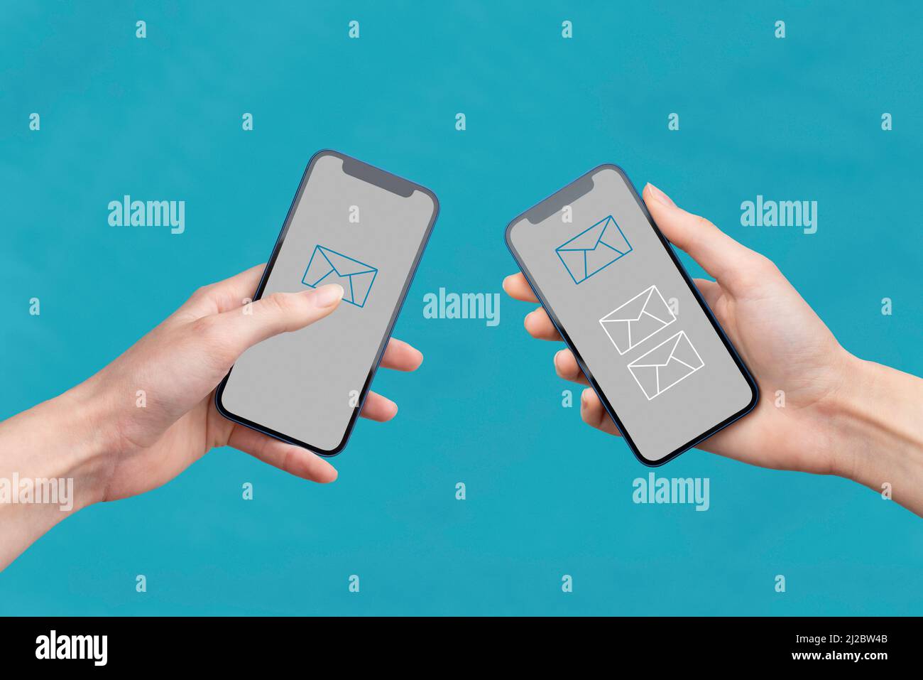 Mani che tengono in mano i telefoni e trasferiscono i messaggi Foto Stock