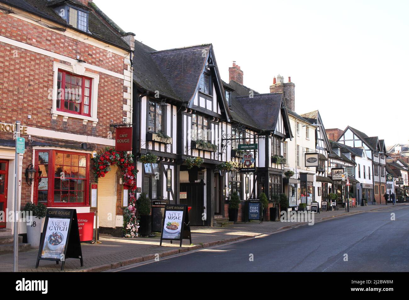 Sheep Street, edifici a graticcio e mattoni come pub e ristoranti. Stratford upon Avon, Warwickshire, Regno Unito Foto Stock