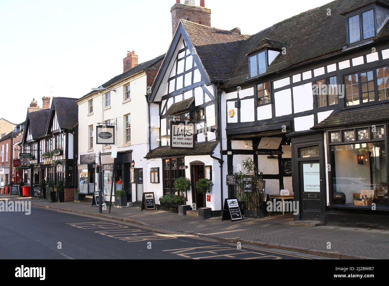 Sheep Street, edifici a graticcio e mattoni come pub e ristoranti. Stratford upon Avon, Warwickshire, Regno Unito Foto Stock
