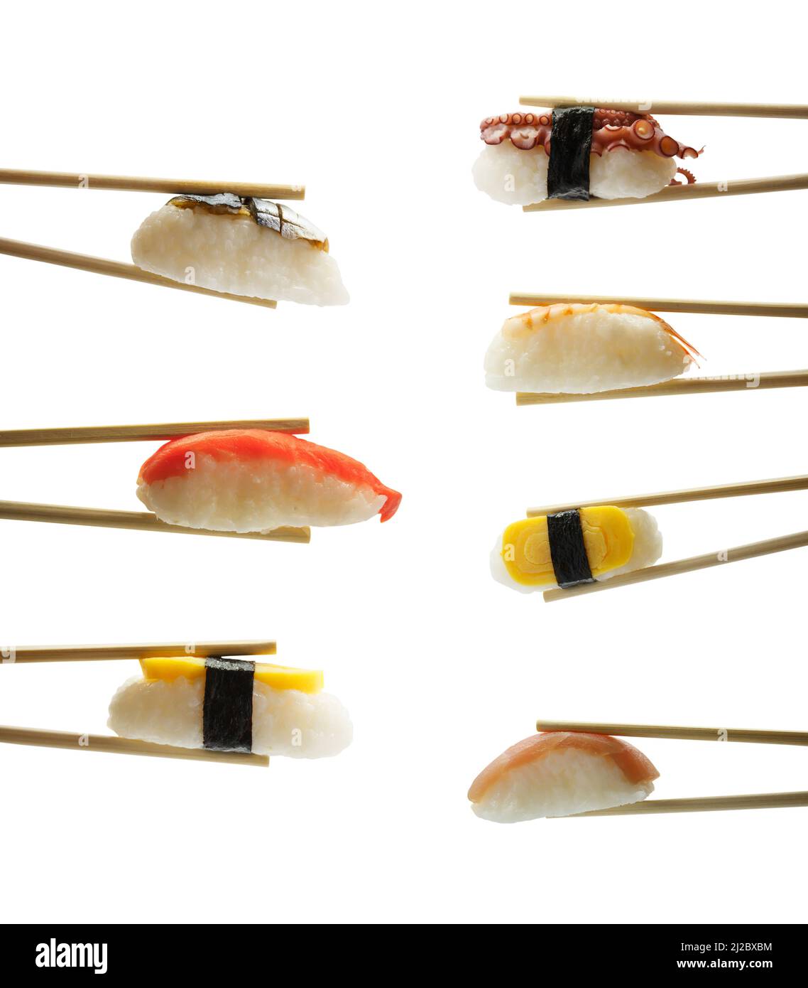sushi con bacchette isolate su sfondo bianco Foto Stock