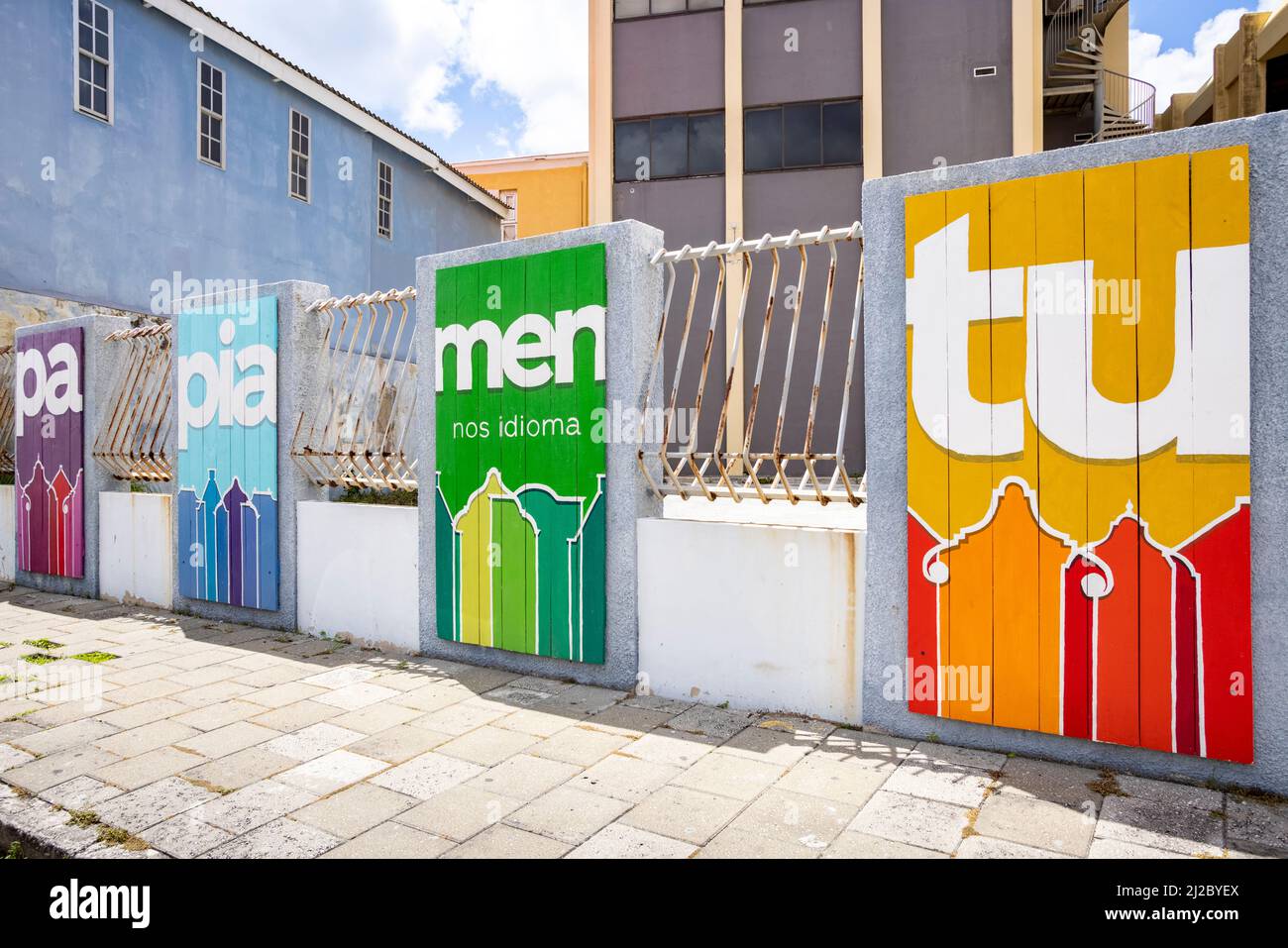 Tavole di legno colorate con lettere che mostrano il nome della lingua creola papiamentu a Curacao Foto Stock