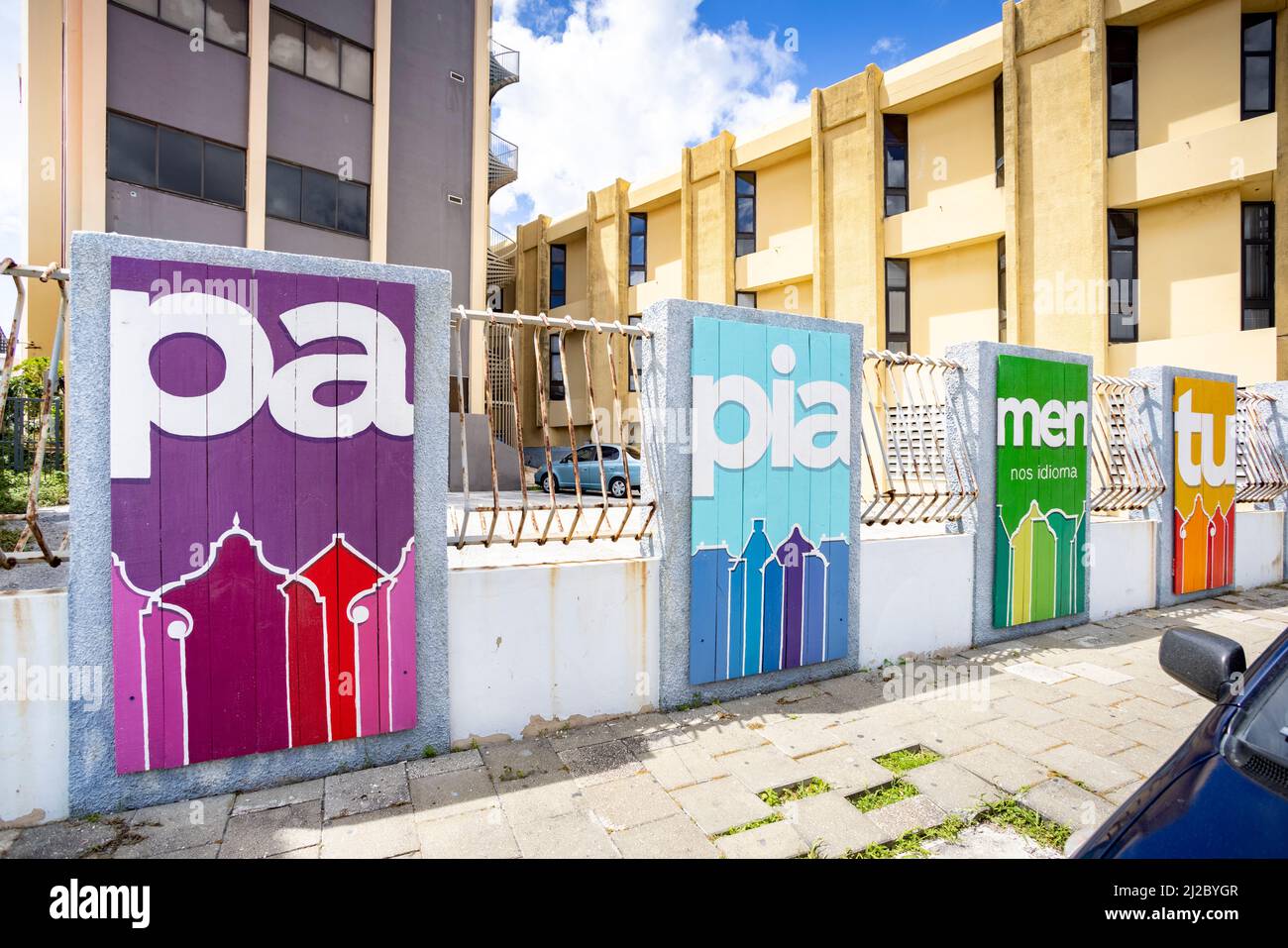 Tavole di legno colorate con lettere che mostrano il nome della lingua creola papiamentu a Curacao Foto Stock