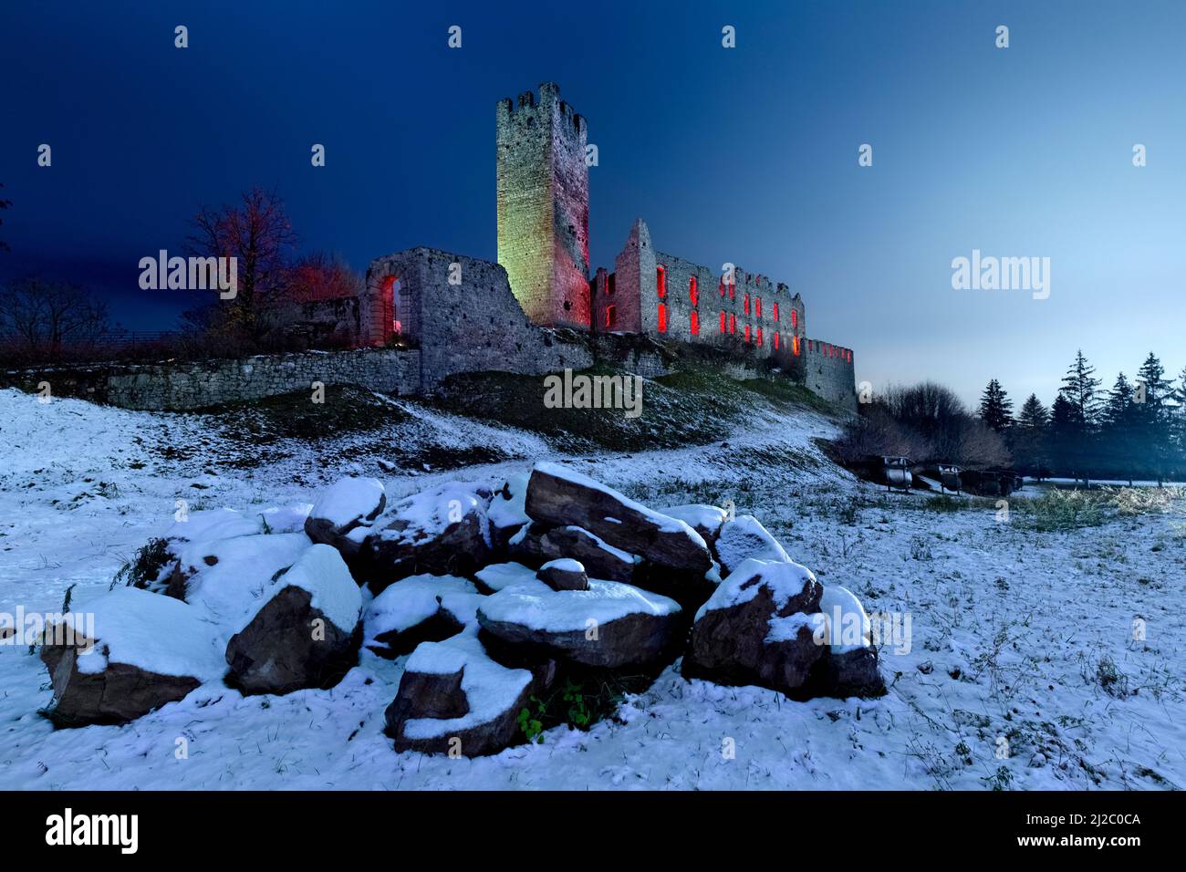 Notte Spooky nelle rovine del castello di Belfort. Spormaggiore, provincia di Trento, Trentino Alto Adige, Italia, EU Foto Stock