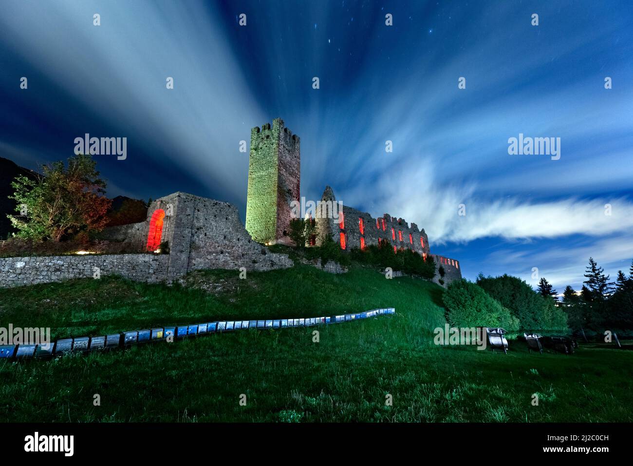 Notte Spooky nelle rovine del castello di Belfort. Spormaggiore, provincia di Trento, Trentino Alto Adige, Italia, EU Foto Stock