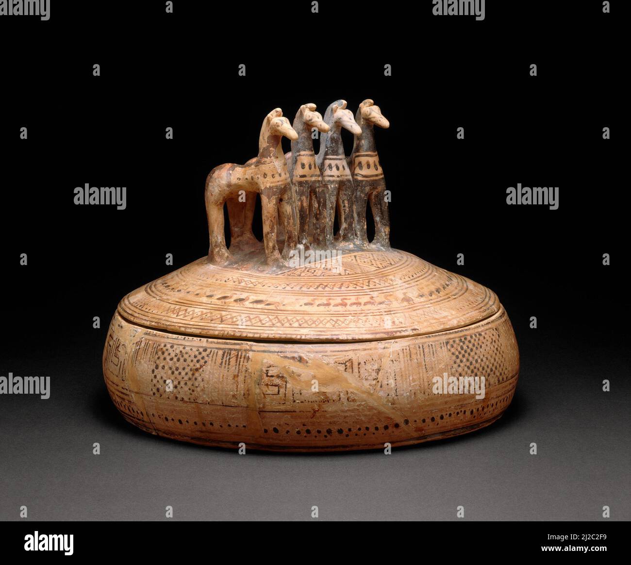 Vasi di ceramica decorati con disegni lineari ripetitivi erano così popolari durante i secoli 8th e 7th AC che il termine geometrico si applica sia allo stile che al periodo di tempo (800 - 600 AC). Il corpo di questo contenitore è decorato con ornamenti popolari, tra cui il motivo chiave greco, o meandri, così come modelli a scacchiera, punteggiato e croshatched losanges, e chevrons. Foto Stock