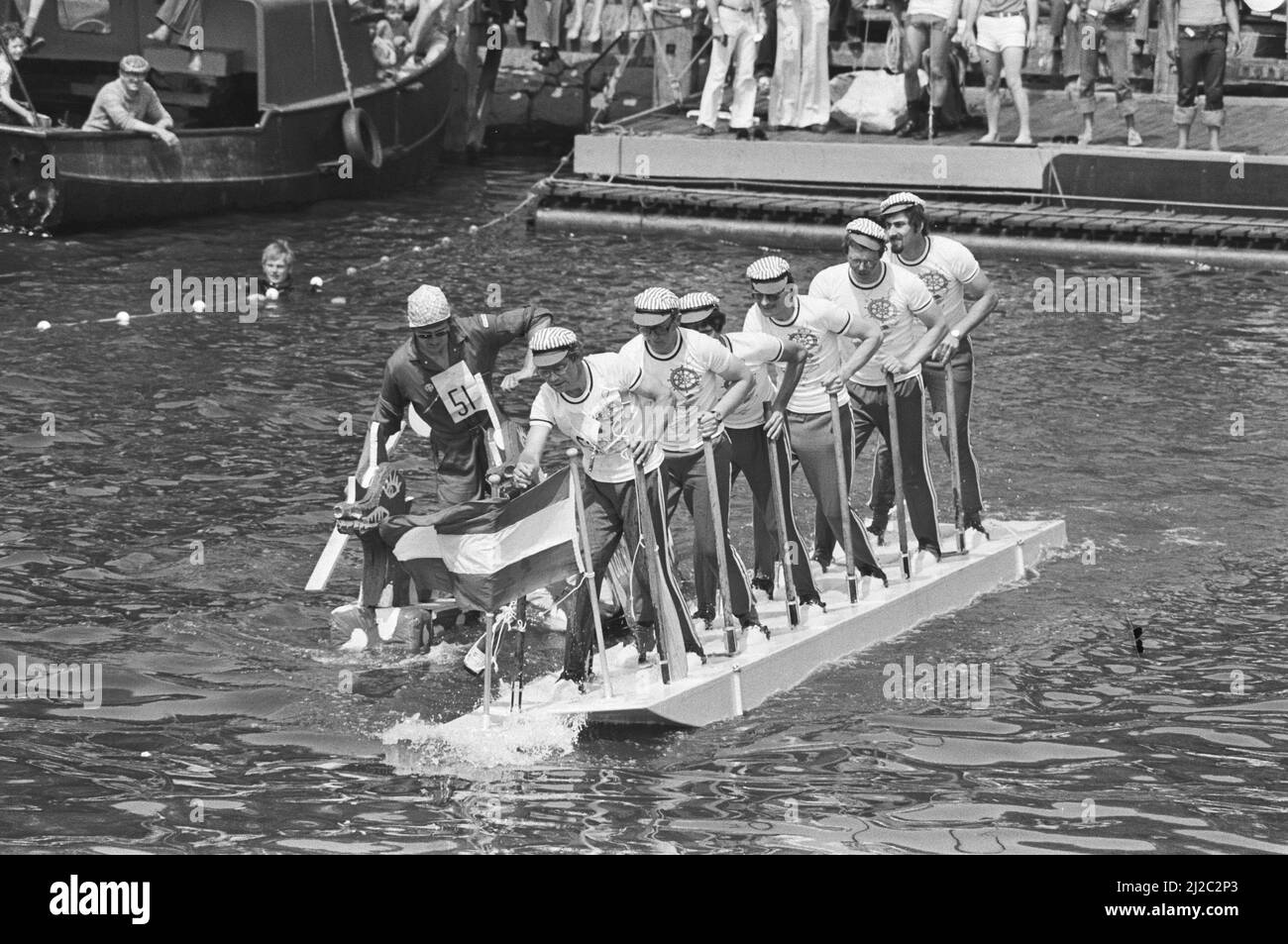 Registrazioni Fly out in Enkhuizen da TROS TV camminare sull'acqua su strane invenzioni ca. 9 giugno 1976 Foto Stock