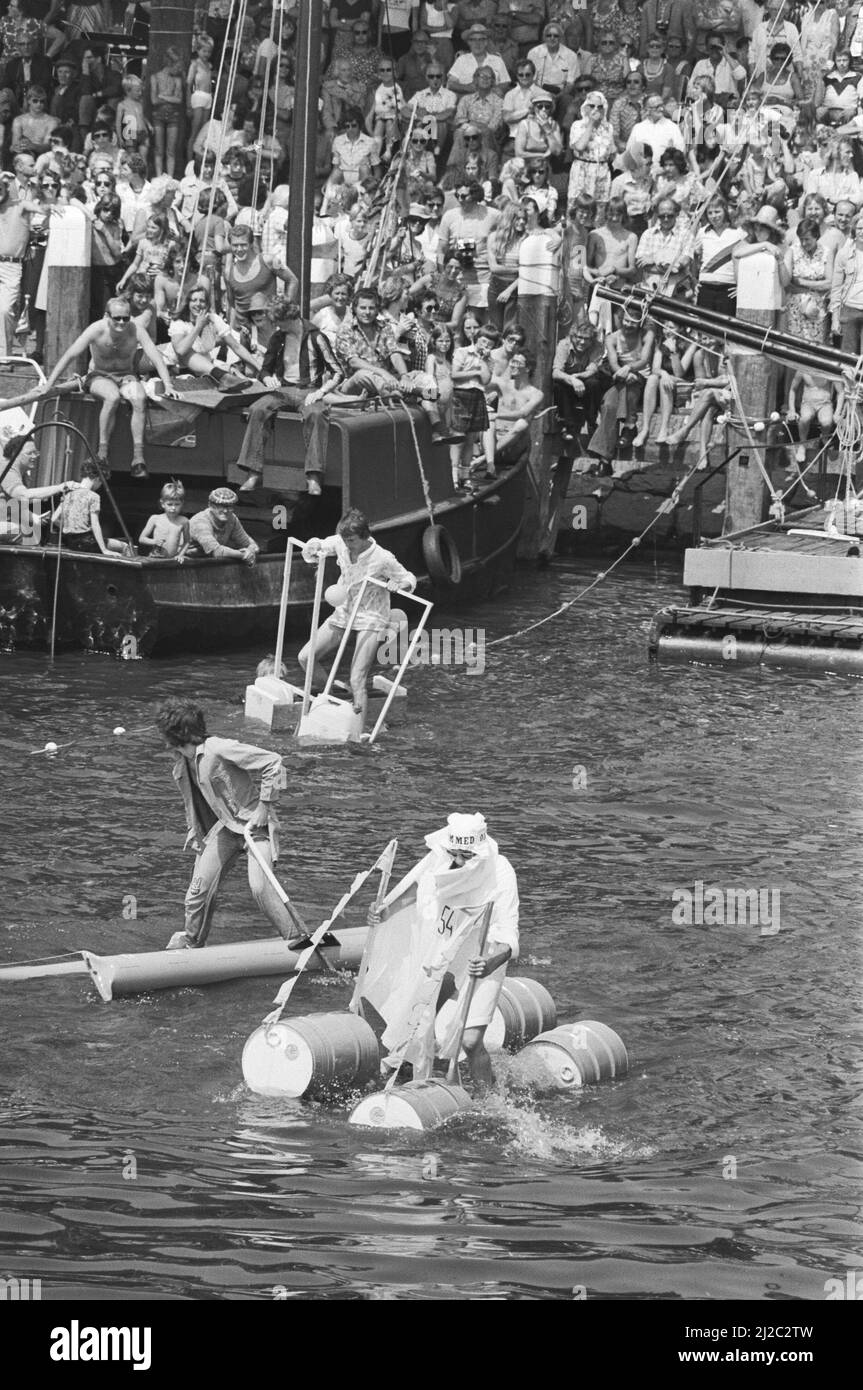 Registrazioni Fly out in Enkhuizen da TROS TV camminare sull'acqua su strane invenzioni, anche su barili di petrolio ca. 9 giugno 1976 Foto Stock