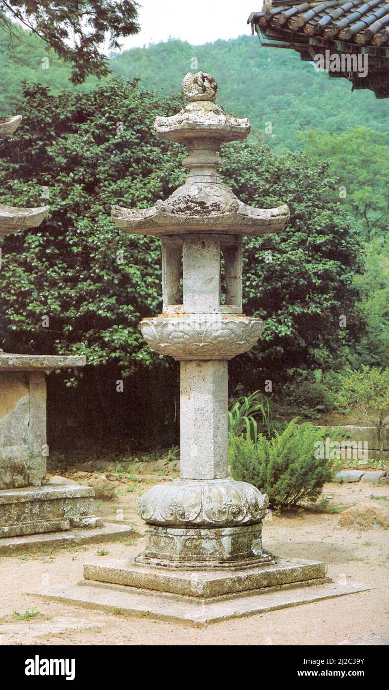 Le Pagode di pietra a tre piani e la lanterna di pietra al tempio di Borimsa a Jangheung dal regno di Silla coreano (57 AC â€“ 935 d.C.) è il tesoro nazionale della Corea del Sud #44. Ca. 2009 Foto Stock
