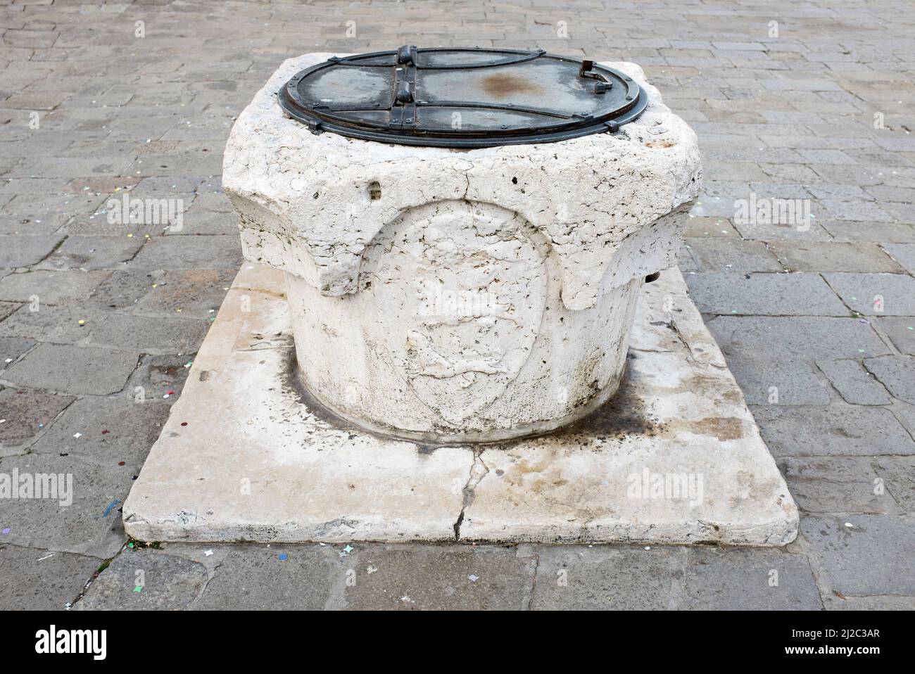 Un pozzo di acqua Puteal testa o 'vera da Pozzo' Venezia Italia Foto Stock