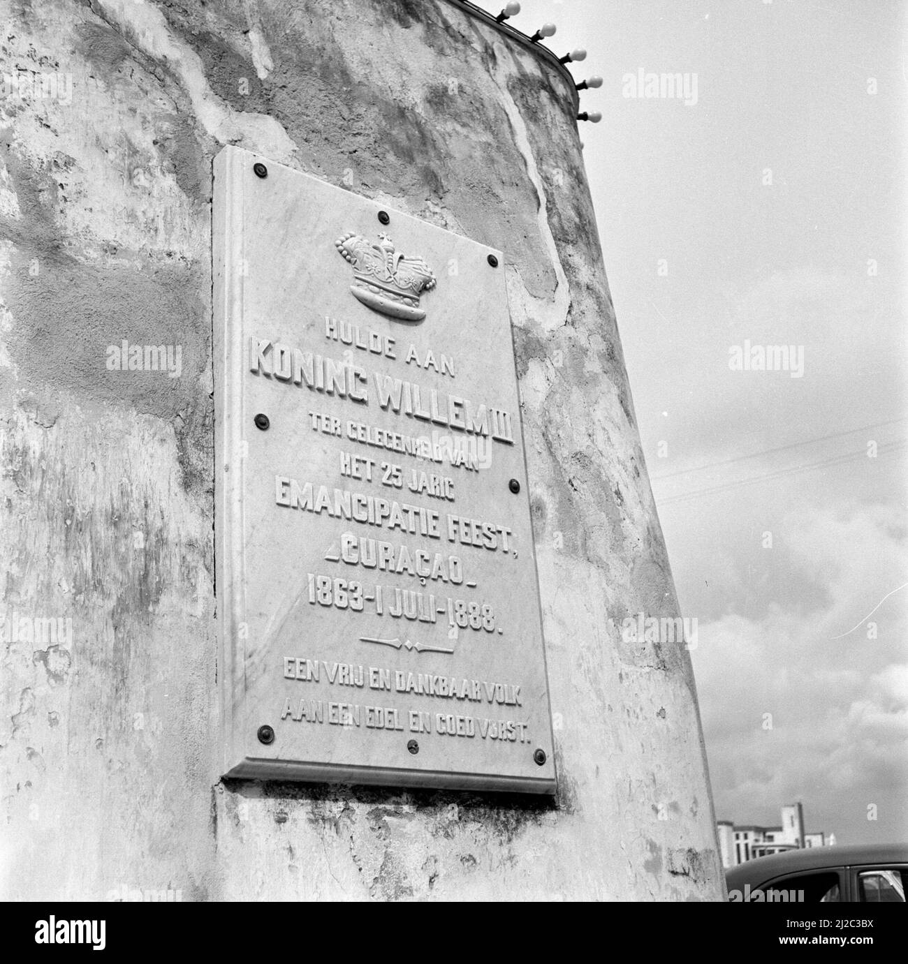 Targa commemorativa sulla parete esterna di Fort Amsterdam. Iscrizione: Omaggio a | Re Guglielmo III | in occasione del| 25th° anniversario| Emancipazione | Curacao | 1863-1 luglio 1888| un popolo libero e grato | ad un nobile e buon principe circa ottobre 1955 Foto Stock