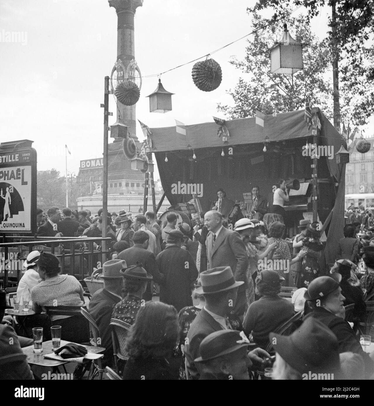 14 luglio 1938 Parigi, festa a Place de la Bastille. Orchestra con 3 donne e un uomo. Il pianista è anche una cantante, si rafforza per mezzo di una campana che chiama. Entrata sinistra della stazione della metropolitana Bastille. Sullo sfondo la colonne de juillet ca: 14 luglio 1938 Foto Stock