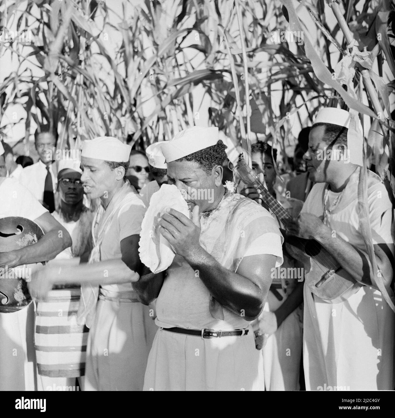 Musicisti, tra cui un whistler Conch durante la visita reale a Curacao ca: Ottobre 1955 Foto Stock