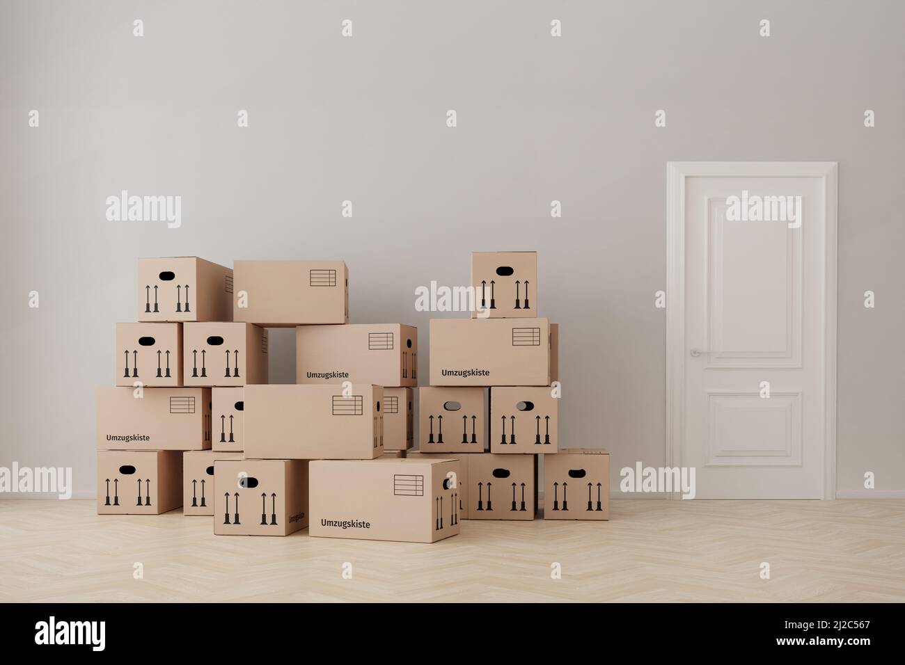 Un appartamento vuoto con scatole mobili (parola tedesca 'Umzugskiste' = 'scatola mobile' su alcuni di essi), pavimento in legno, parete, porta. Foto Stock