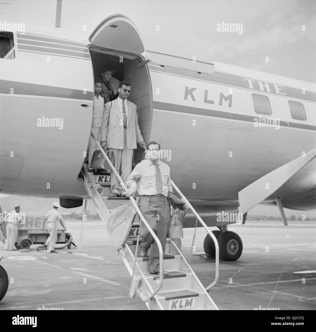 Albert Helman lascia la Convair 340 del KLM all'aeroporto Piarco di Porto di Spagna a Trinidad ca. 1 ottobre 1955 Foto Stock