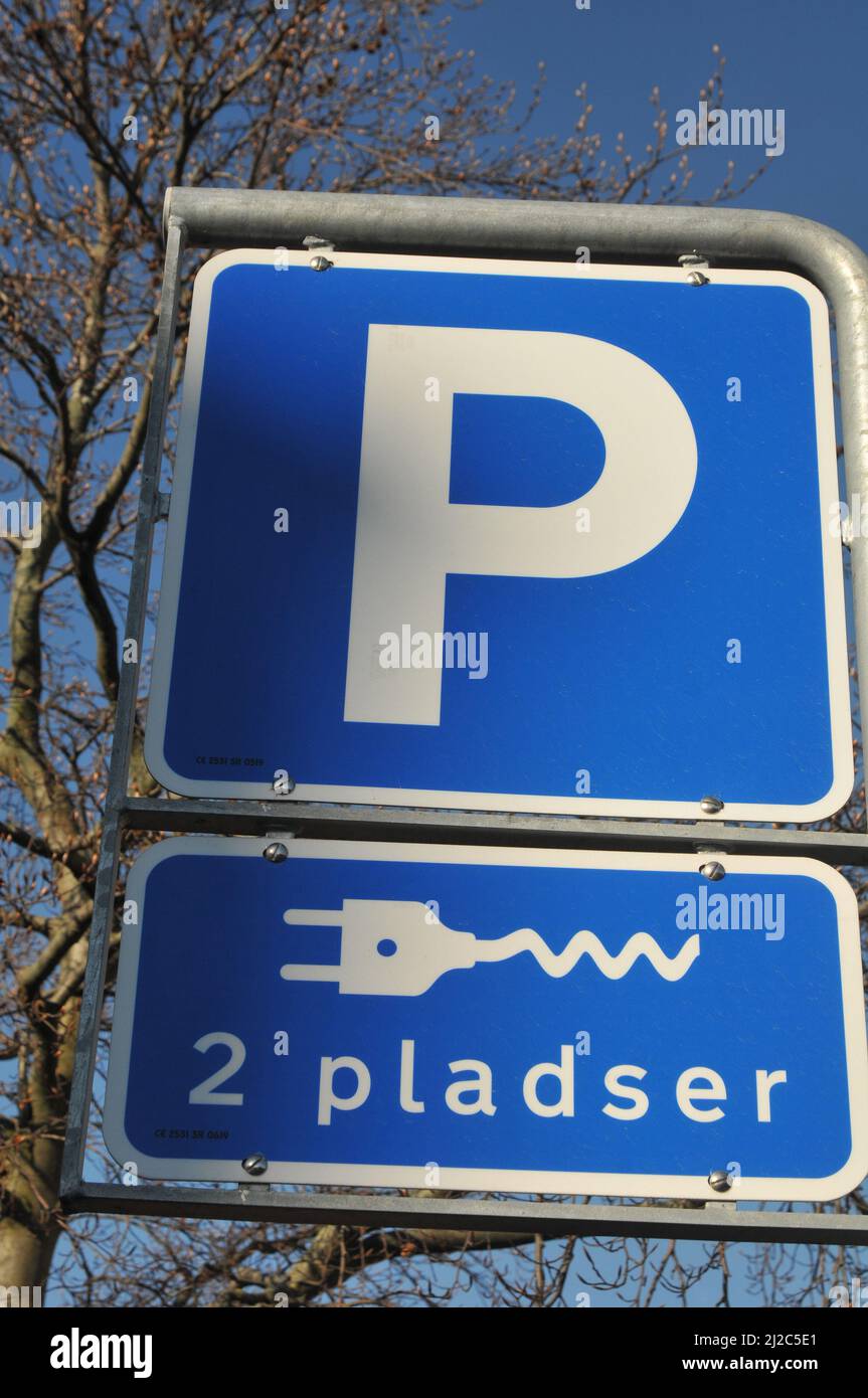 Copenaghen/Danimarca./31 Marzo 2022/.punto di ricarica e-on per auto elettriche a Kastrup Copenhagen Danimarca (Foto..Francis Joseph Dean/Dean Pictures) Foto Stock