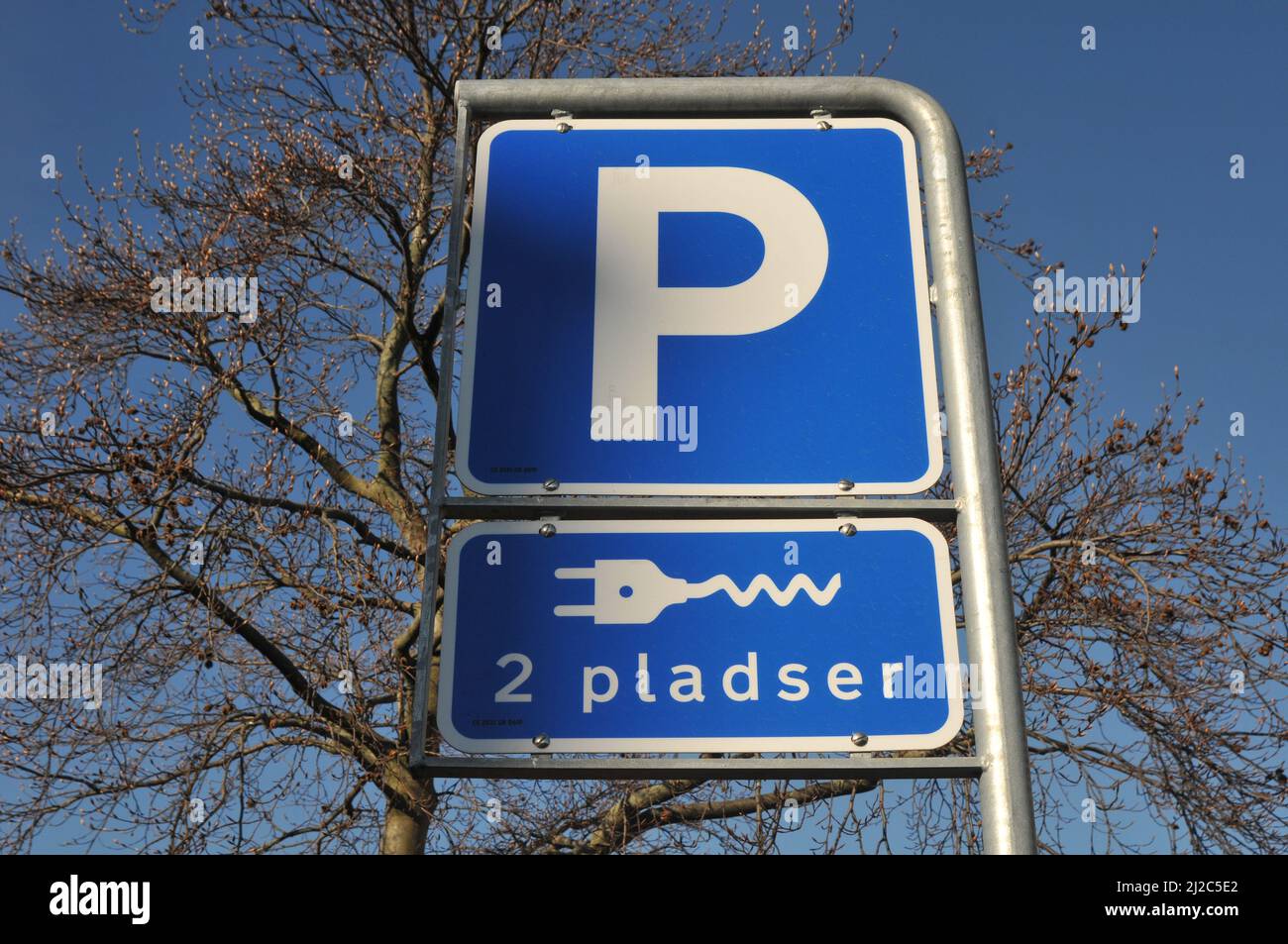 Copenaghen/Danimarca./31 Marzo 2022/.punto di ricarica e-on per auto elettriche a Kastrup Copenhagen Danimarca (Foto..Francis Joseph Dean/Dean Pictures) Foto Stock