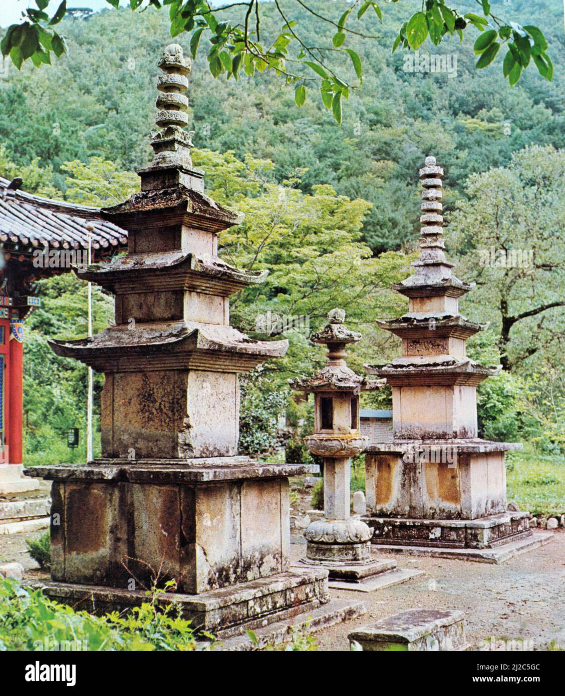 Le Pagode di pietra a tre piani e la lanterna di pietra al tempio di Borimsa a Jangheung dal regno di Silla coreano (57 AC â€“ 935 d.C.) è il tesoro nazionale della Corea del Sud #44. Ca. 2009 Foto Stock