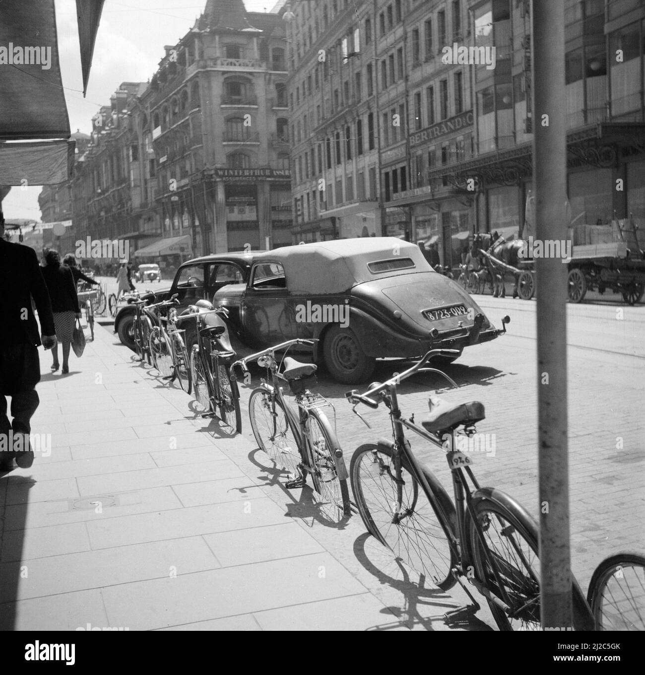 Via a Ginevra? Con costruzione sul passaggio a sinistra ca: 1946 Foto Stock