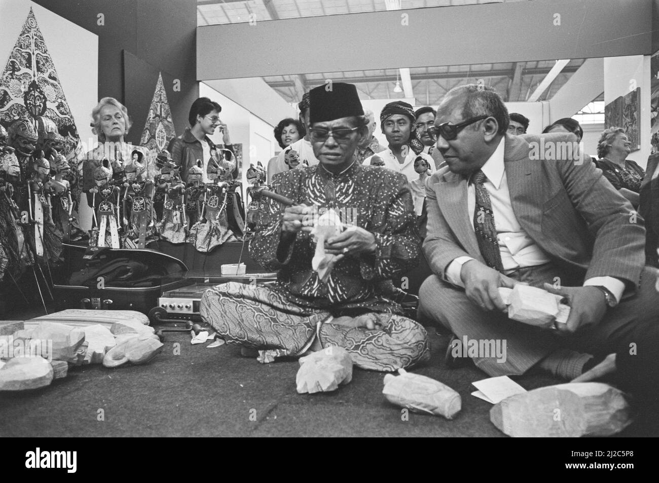 Pasar Malam è stato aperto dall'ambasciatore Sutopo Yuwono Projohandoko all'Aia, Sutopo Yuwono Projohandoko e dal carceratore di wayang bambole ca. 18 giugno 1976 Foto Stock