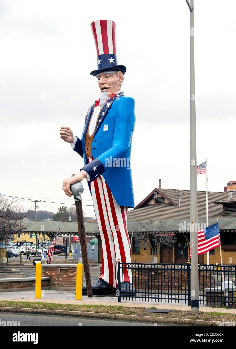 Danbury, Connecticut, Stati Uniti. 31st Mar 2022. Lo zio Sam più alto del mondo, alto 38 metri, è in piedi guardia sul Danbury Railway Museum.(Credit Image: © Brian Cahn/ZUMA Press Wire) Foto Stock