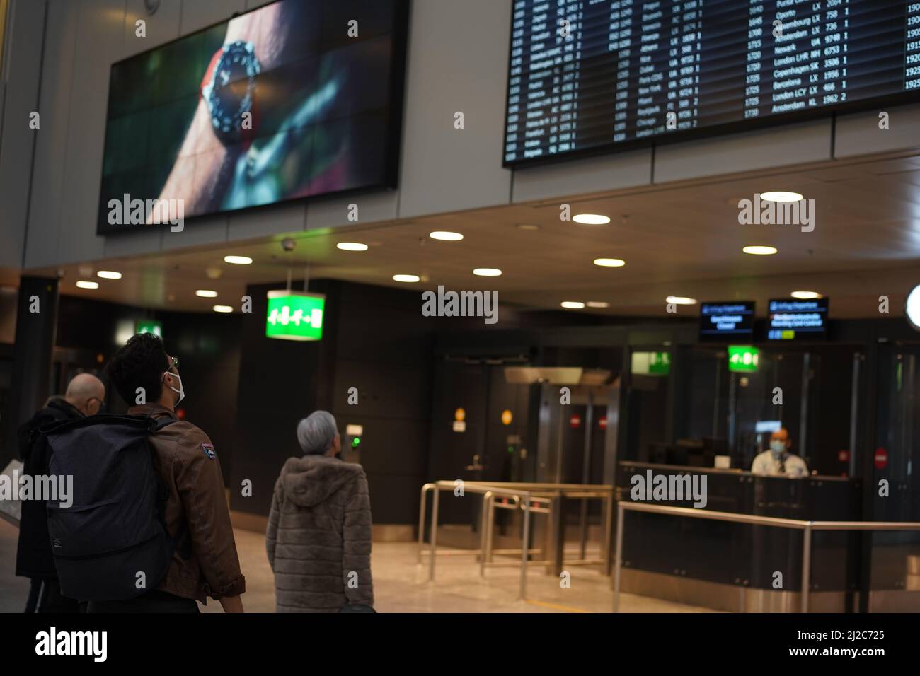 Zürich, Svizzera - 17.02.2022 passeggeri all'aeroporto di Zurigo. Primo giorno di fine corona pandemie. Foto Stock