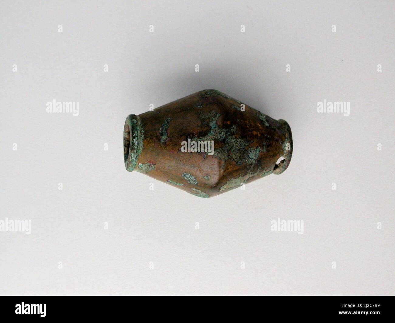 Questi preziosi oggetti bronzi sono dei votivi, o doni devozionali, fatti per gli dèi. Vengono in molte forme. Alcune sono sculture in miniatura di animali, raffiguranti principalmente cavalli, cervi e uccelli. Altri sono oggetti di ornamento personale, tra cui perle e spille. Alcuni sembrano essere stati attaccati una volta a qualcos'altro. Questa assemblage è caratteristica delle migliaia di votivi che sono stati appesi agli alberi sacri o posti nei santuari intorno alla Grecia. Una volta che un santuario era pieno, i votivi erano riuniti e sepolti cerimonialmente per fare spazio a più offerte. Questo viene dalla Tessaglia dentro Foto Stock