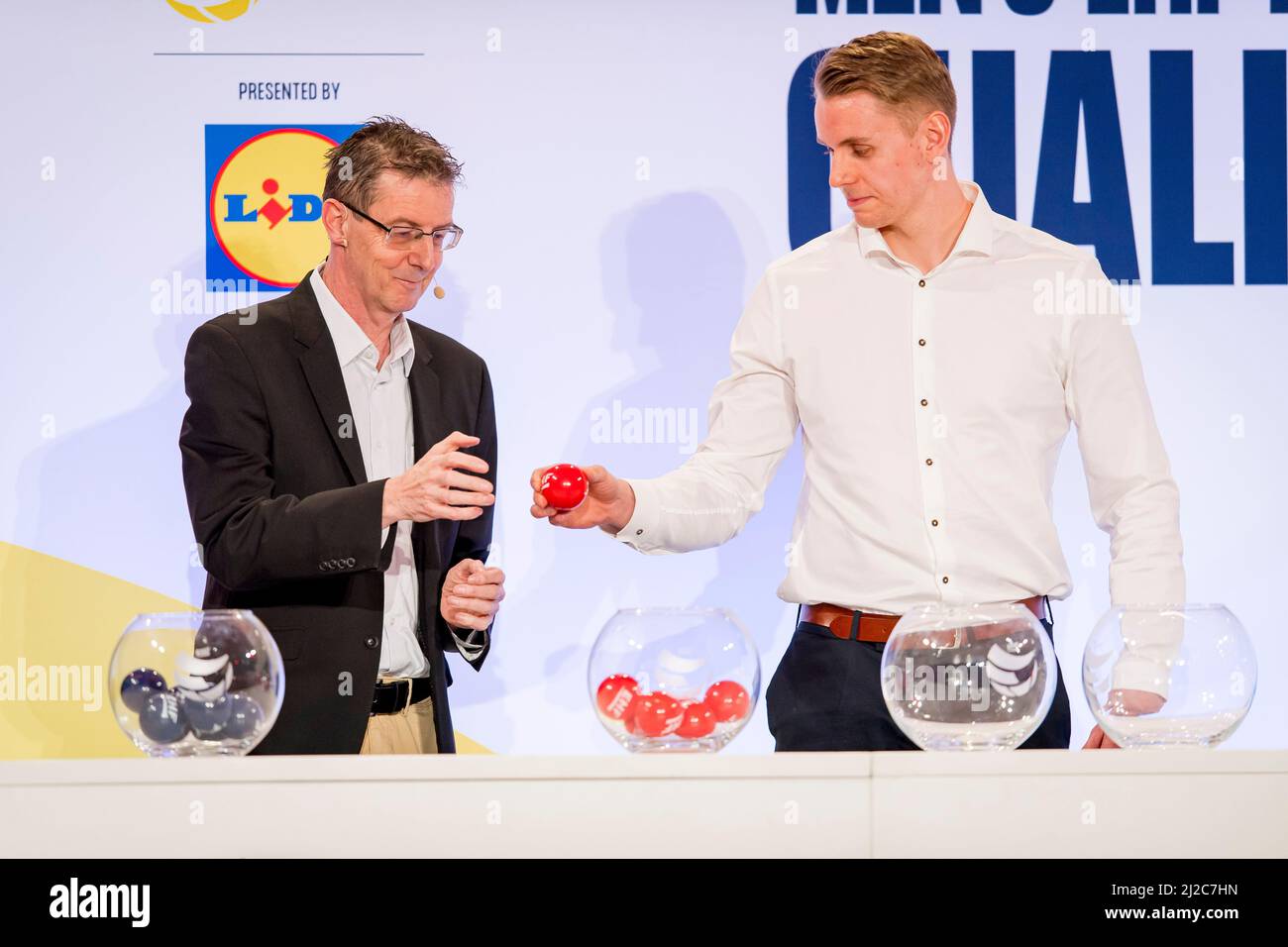 Berlino, Germania. 31st Mar 2022. Kristian Saeveras (r), giocatore nazionale norvegese del SC DHfK Leipzig, e Markus Glaser, Chief Sports Officer della European Handball Federation. Credit: Sascha Klahn/dpa/Alamy Live News Foto Stock