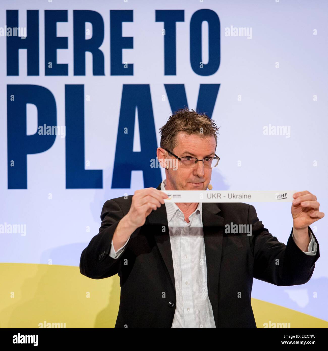 Berlino, Germania. 31st Mar 2022. Markus Glaser, Chief Sports Officer della European Handball Federation (EHF), presenta il disegno ucraino. Credit: Sascha Klahn/dpa/Alamy Live News Foto Stock