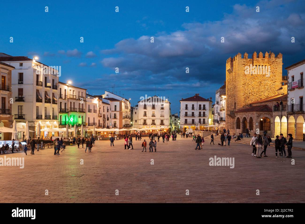 Caceres, Spagna - 5 marzo 2022: Turista che visita la piazza principale nel centro storico di Caceres . Foto Stock