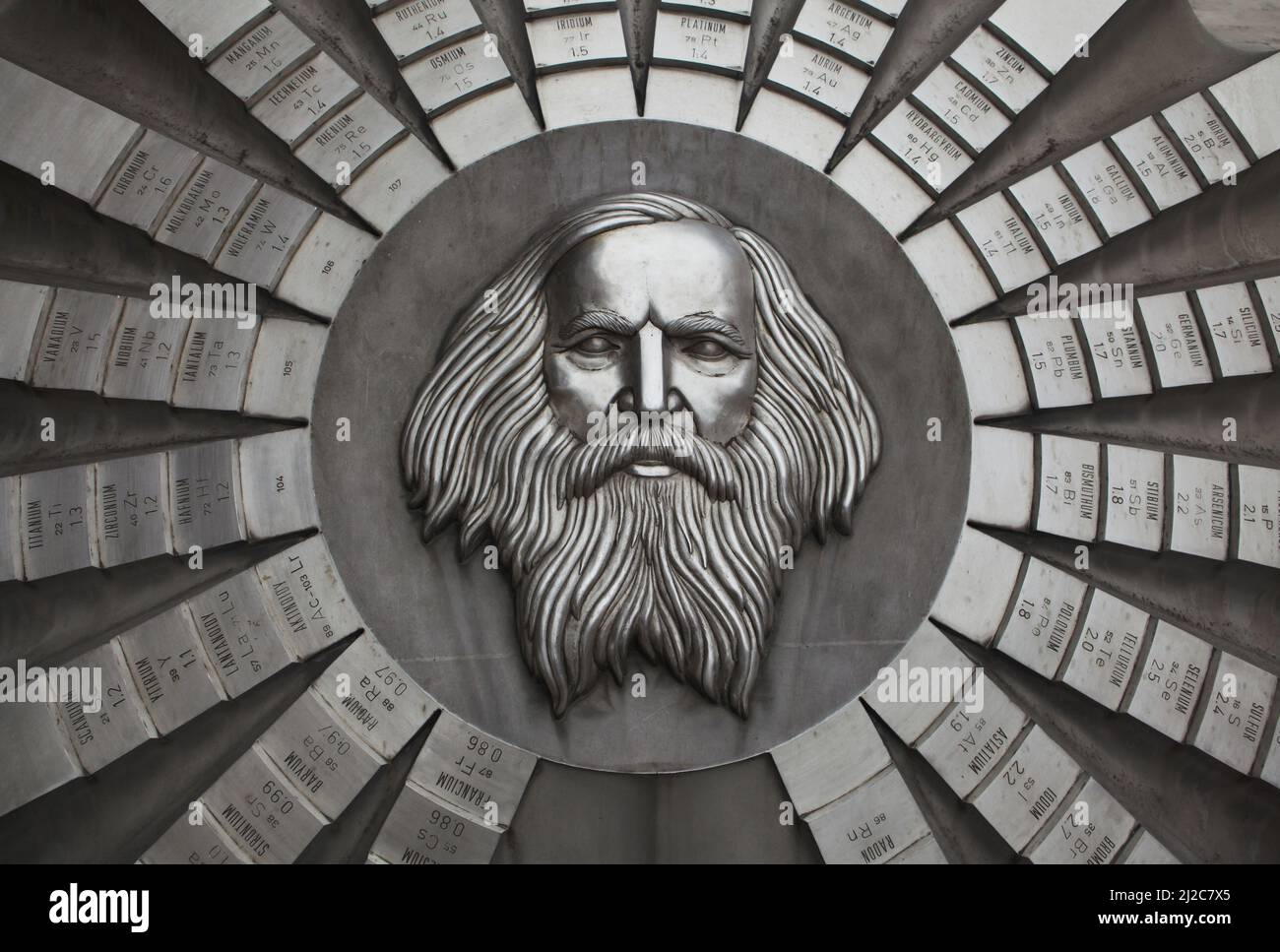 Monumento al chimico russo Dmitri Mendeleev progettato dallo scultore modernista slovacco Karol Lacko (1974) di fronte alla Facoltà di tecnologia chimica e alimentare (Fakulta chemické a potravinářské technologie) dell'Università Slovacca di tecnologia (Slovenská technická univerzita) di Bratislava, Slovacchia. Foto Stock