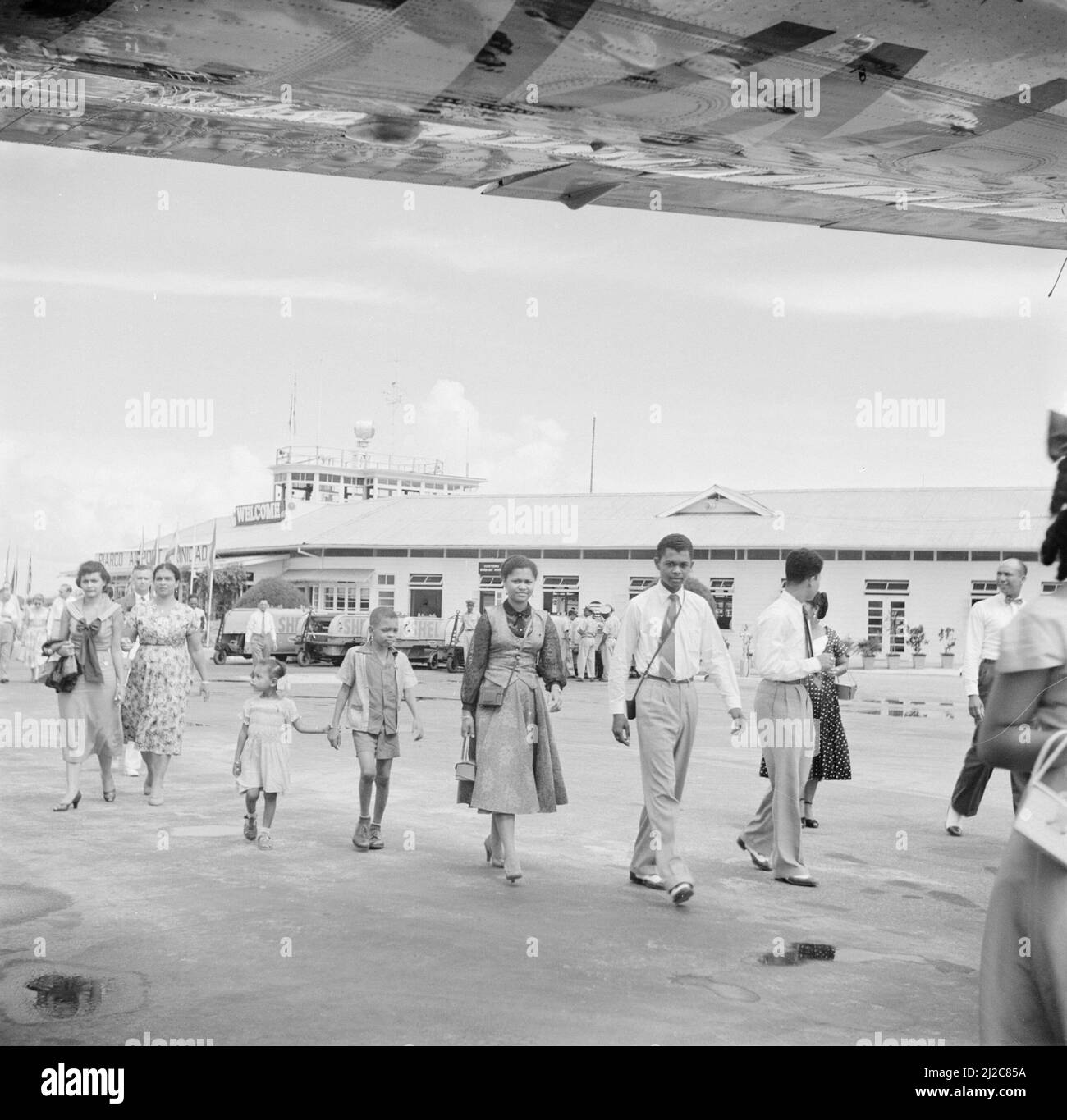 Passeggeri all'Aeroporto Piarco del Porto di Spagna a Trinidad ca. Ottobre 1, 1955 Foto Stock