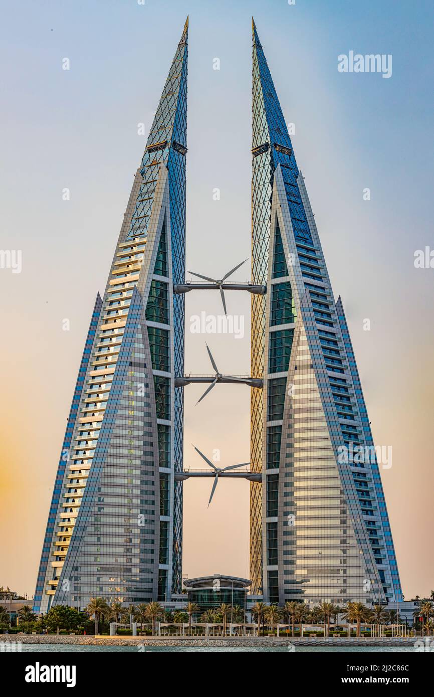 Un colpo verticale del Bahrain World Trade Center all'alba Foto Stock