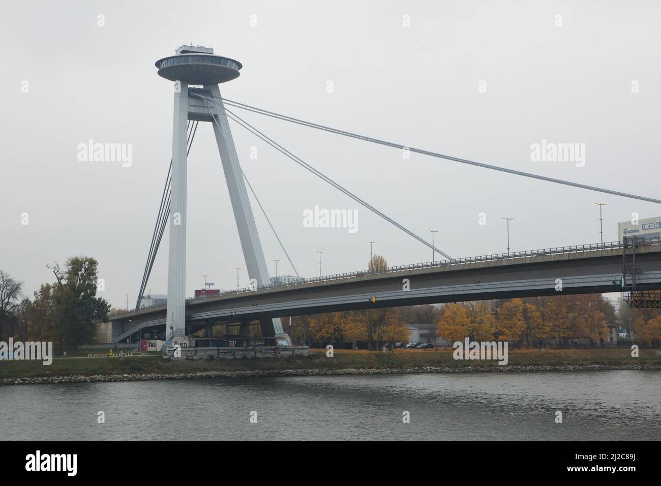 Ponte della rivolta Nazionale Slovacca (la maggior parte Slovenského národného povstania) noto anche come ponte SNP (la maggior parte SNP) sul Danubio progettato dall'architetto modernista slovacco Jozef Lacko (1967-1972) a Bratislava, Slovacchia. Foto Stock