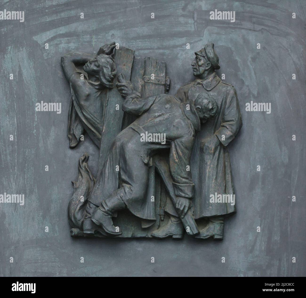 Donna slovacca bruciata dai nazisti nella sua casa durante la seconda guerra mondiale raffigurata nel rilievo di bronzo dallo scultore slovacco Rudolf Pribiš posto sulla porta principale del Memoriale di Slavín a Bratislava, Slovacchia. Il memoriale di guerra dedicato ai soldati dell'Armata Rossa caduti durante la seconda guerra mondiale fu progettato dall'architetto slovacco Ján Svetlík e costruito tra il 1957 e il 1960. Foto Stock