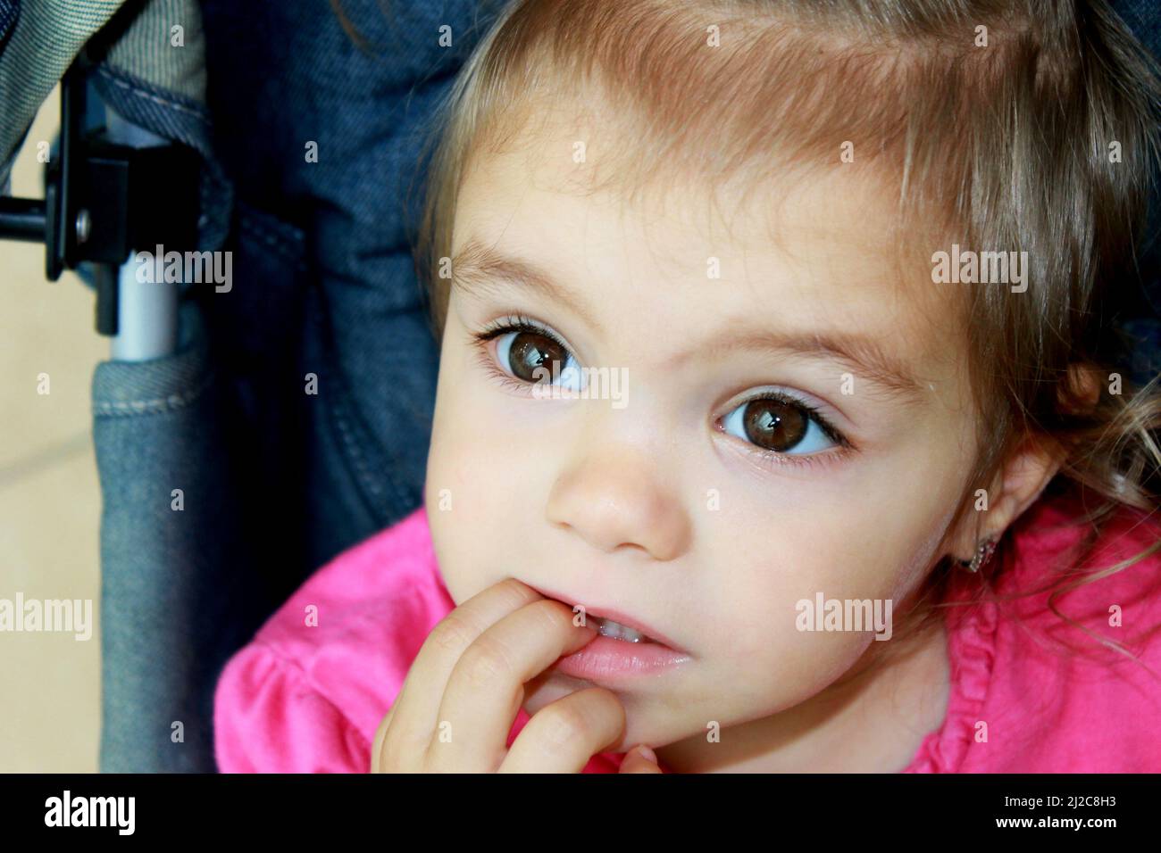 Un bambino con grandi occhi marroni Foto Stock