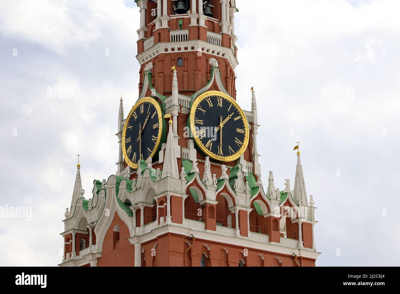 Torre del Cremlino con i cimini sulla piazza Rossa di Mosca. Orologio sulla torre di Spasskaya, simbolo delle autorità russe Foto Stock