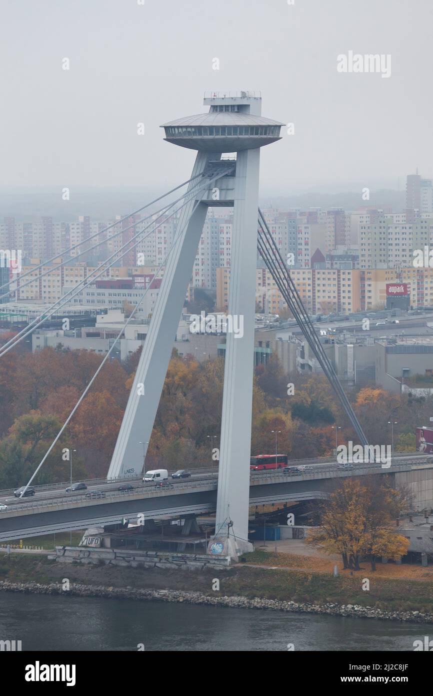 Ponte della rivolta Nazionale Slovacca (la maggior parte Slovenského národného povstania) noto anche come ponte SNP (la maggior parte SNP) sul Danubio progettato dall'architetto modernista slovacco Jozef Lacko (1967-1972) a Bratislava, Slovacchia. Gli edifici del quartiere di Petržalka sono visibili sullo sfondo. Foto Stock