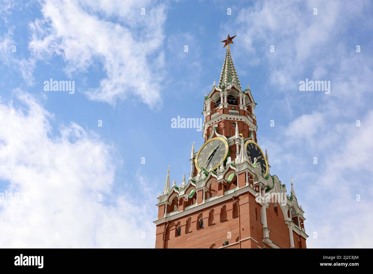 La torre del Cremlino si chiama Spasskaya sulla piazza Rossa di Mosca sullo sfondo del cielo blu e delle nuvole bianche. Simbolo delle autorità russe Foto Stock