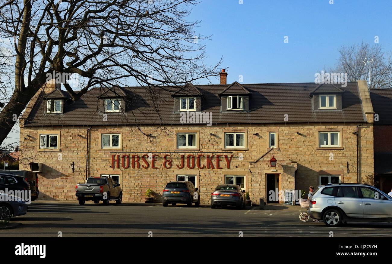 Nel piccolo villaggio di Wessington in Derbyshire dales tra Alfreton e Matlock si trova il pub Horse and Jockey, un pub gastro con camere B & B. Foto Stock