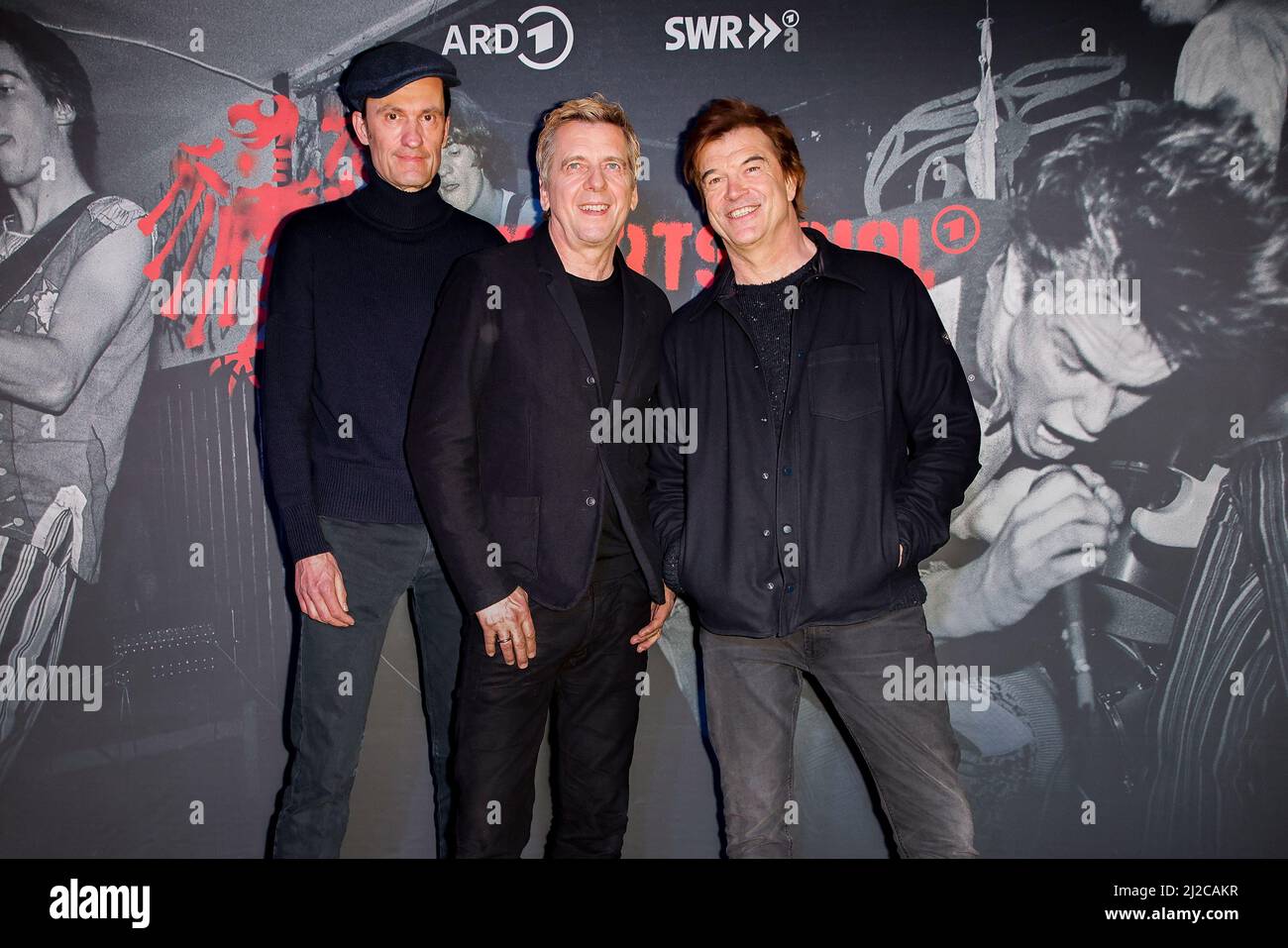 Berlino, Germania. 31st Mar 2022. Breiti - Michael Breitkopf (l-r), Andi - Andreas Meurer, Campino - Andreas Frege, prima dell'inizio dell'anteprima del documentario 'Auswärtsspiel - die Toten Hosen in Ostberlin' al cinema Babilonia. Credit: Carsten Koall/dpa/Alamy Live News Foto Stock