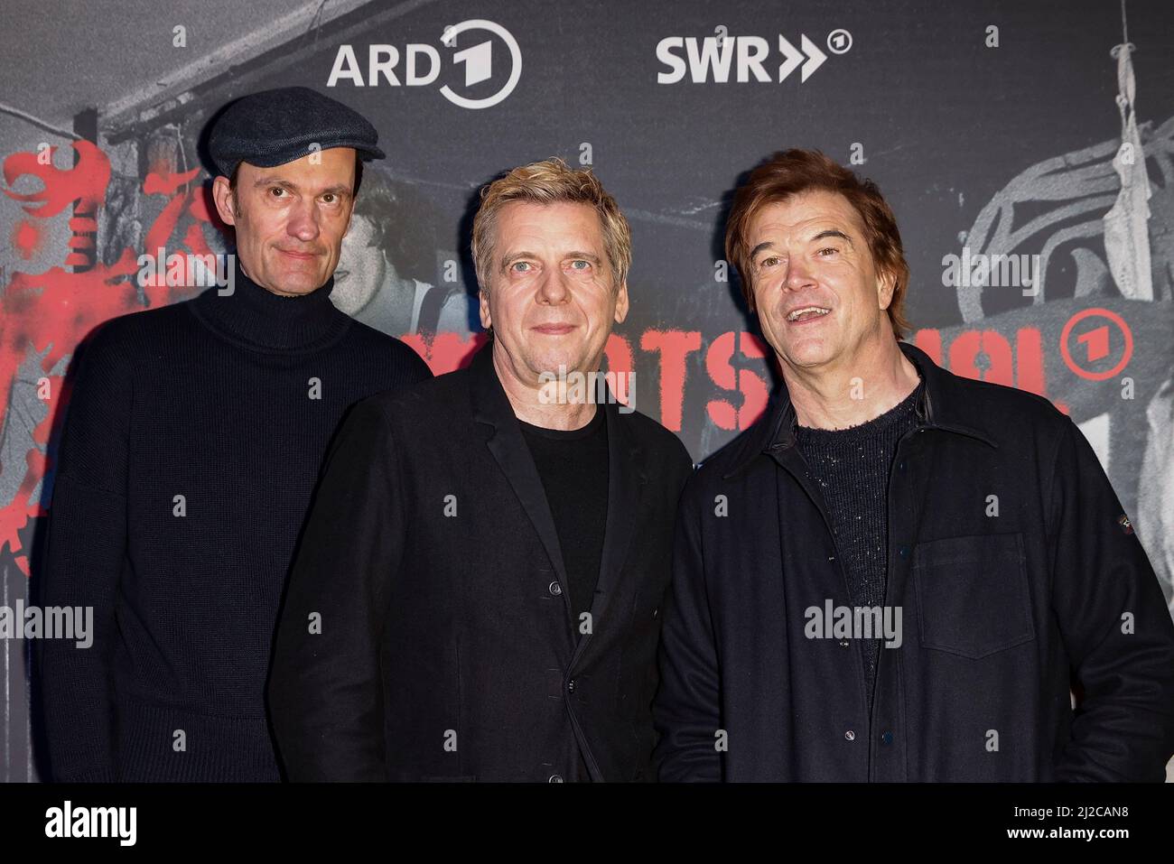 Berlino, Germania. 31st Mar 2022. Breiti - Michael Breitkopf (l-r), Andi - Andreas Meurer, Campino - Andreas Frege, prima dell'inizio dell'anteprima del documentario 'Auswärtsspiel - die Toten Hosen in Ostberlin' al cinema Babilonia. Credit: Carsten Koall/dpa/Alamy Live News Foto Stock