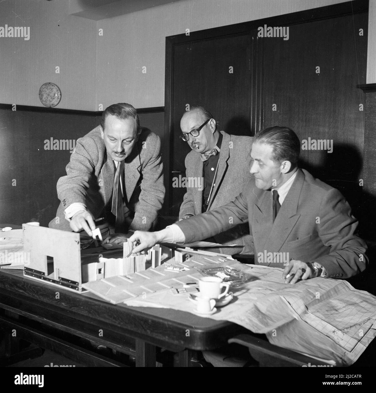 Il regista Gerard Rutten e il produttore Bobby Roosenboom controllano un modello nello studio Cinetone-Omo ca. Dicembre 10, 1953 Foto Stock