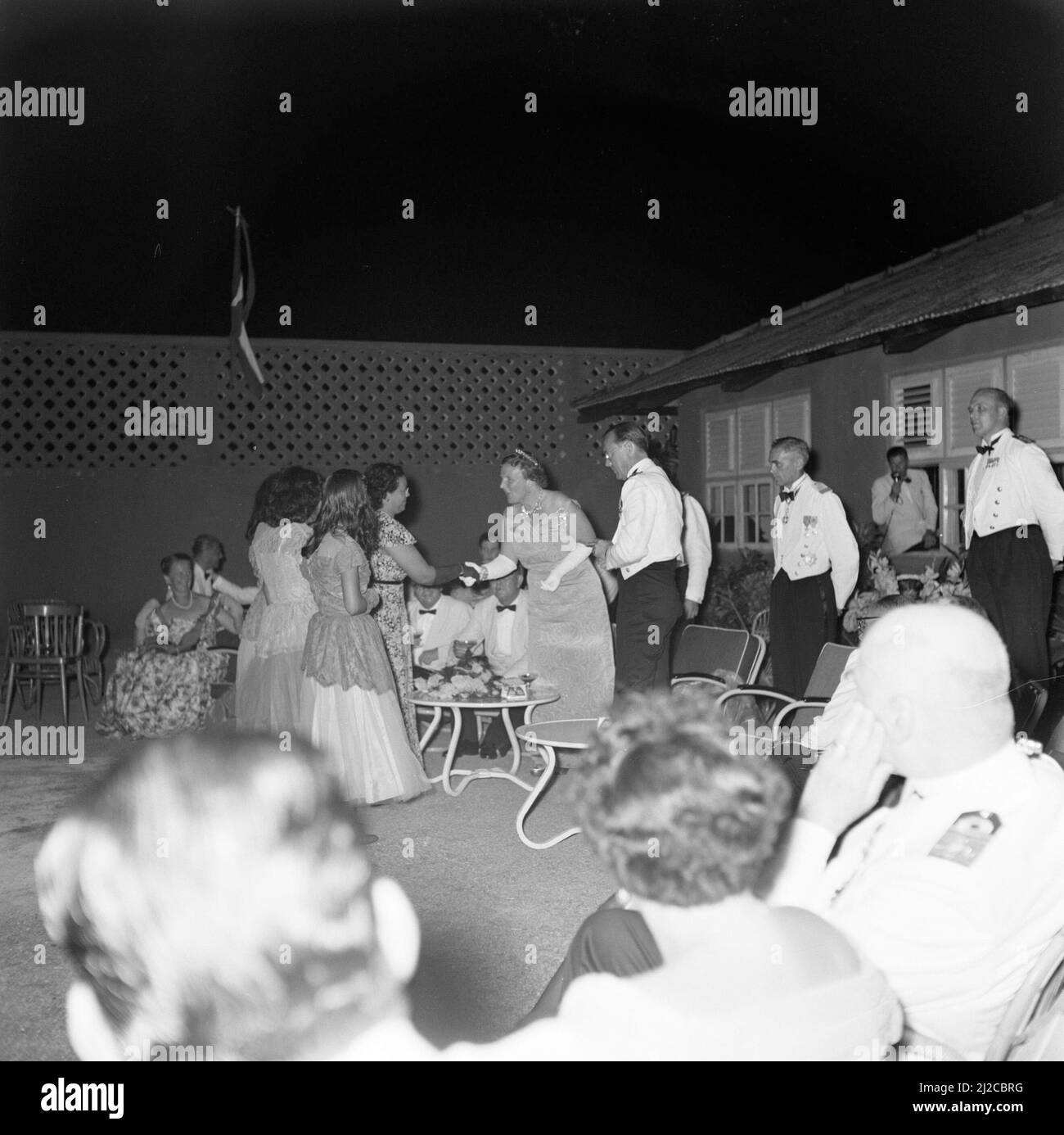 Reception al Club Caribe di Oranjestad da parte della coppia reale ca: 24 ottobre 1955 Foto Stock