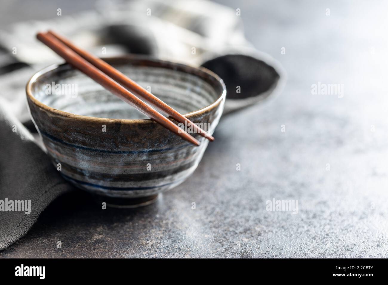 Svuotare il recipiente e i bacchetti su un tavolo da cucina. Foto Stock