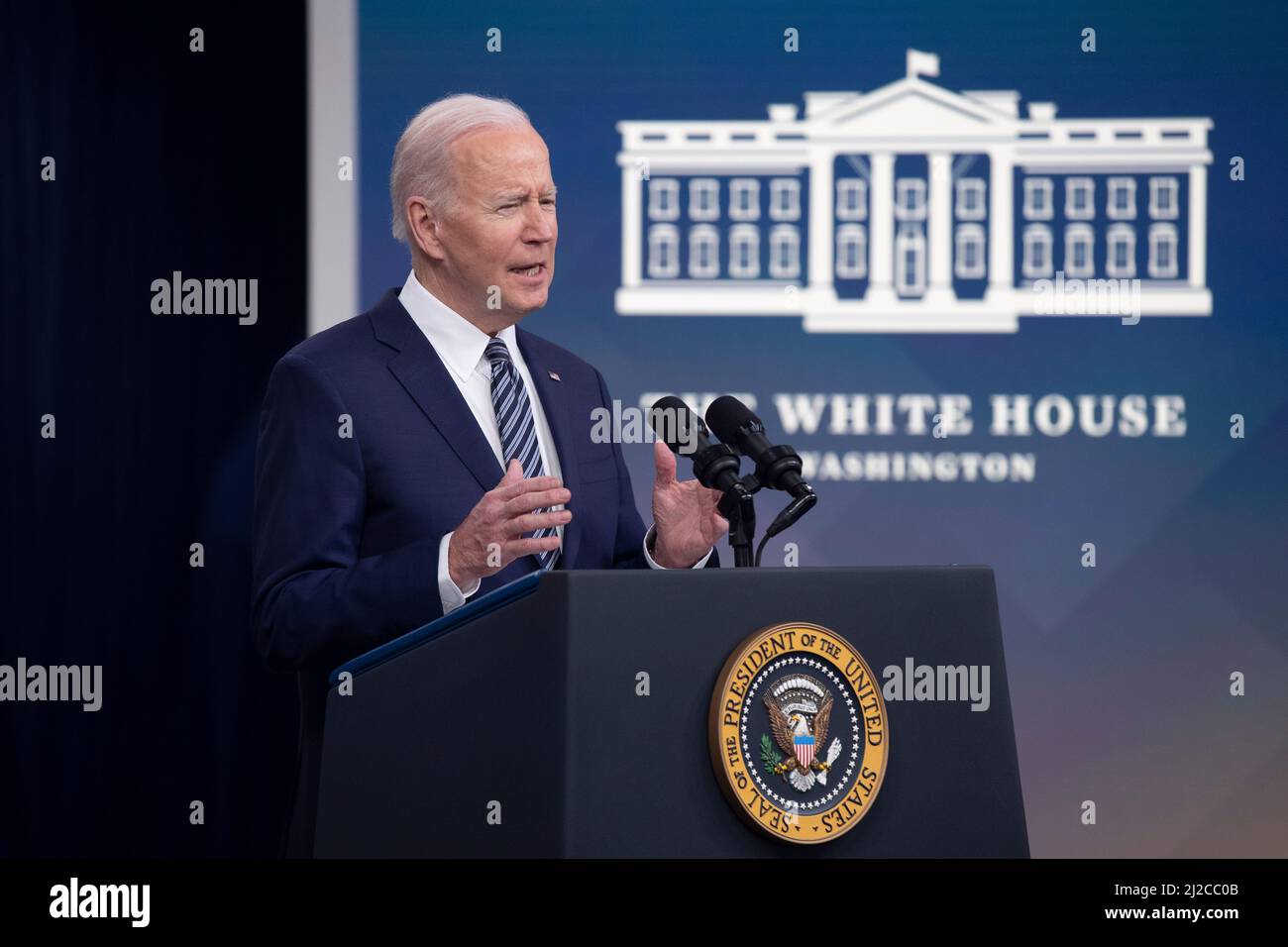 Washington, Stati Uniti. 31st Mar 2022. Il Presidente DEGLI STATI UNITI Joe Biden ha espresso osservazioni sui prezzi del gas nell'edificio Eisenhower Executive Office Building del White House Complex a Washington, DC, USA, 31 marzo 2022. Biden ha annunciato un rilascio storico della riserva petrolifera, fino a 180 milioni di barili. Biden ha citato Putin e l’invasione russa dell’Ucraina come causa dell’aumento dei prezzi del petrolio. Credit: Sipa USA/Alamy Live News Foto Stock